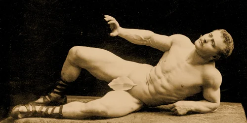 Eugen Sandow, en pose grecorromana clásica con una hoja de higuera, c.1894